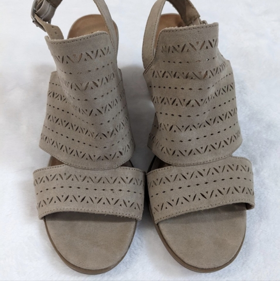 Seychelles Bora Tan Perforated Laser Cut Ankle Strap Chunky Block Heel Sandals - Picture 3 of 14